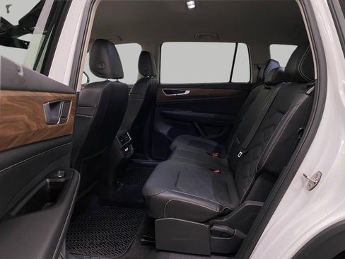 Used 2024 Volkswagen Atlas SE image 30