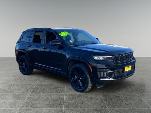 Used 2023 Jeep Grand Cherokee Altitude AWD/4WD image 7
