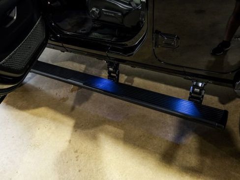 Used 2022 Jeep Wrangler Unlimited Sahara AWD/4WD image 9