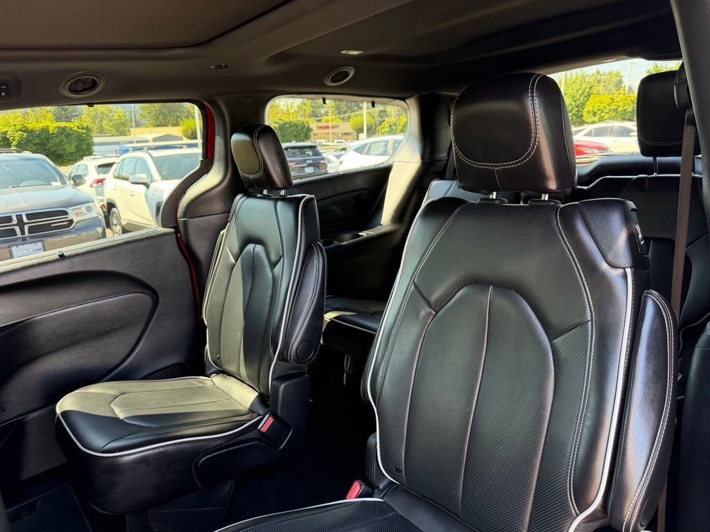 Used 2025 Chrysler Pacifica Limited FWD image 30