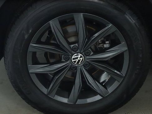 Used 2024 Volkswagen Tiguan SE FWD image 12