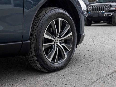 Used 2024 Toyota Venza LE image 9