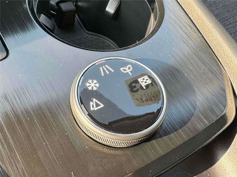 Used 2023 Nissan Rogue SV image 30