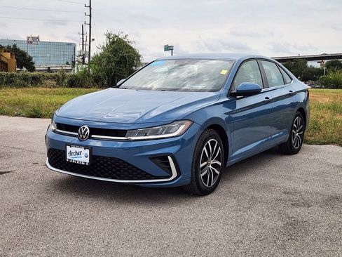 Certified 2025 Volkswagen Jetta SE FWD image 2