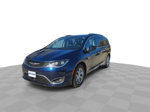 Used 2017 Chrysler Pacifica Touring-L Plus image 4