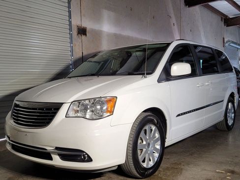 Used 2016 Chrysler Town & Country Touring image 4