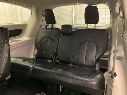 Used 2023 Chrysler Pacifica Touring-L image 35