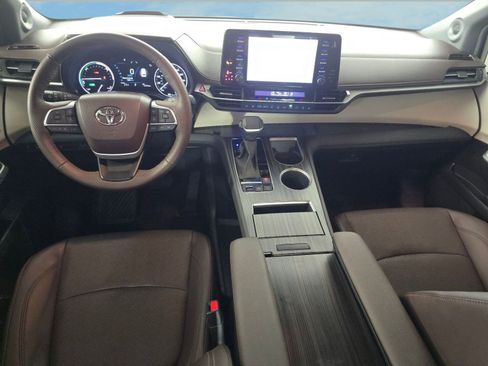 Used 2024 Toyota Sienna Platinum image 4