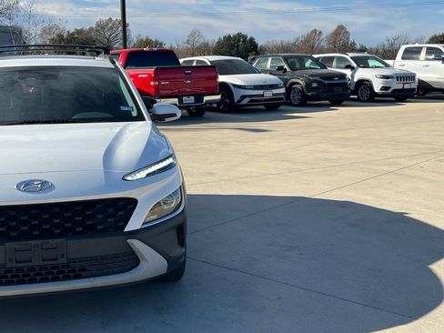 Used 2022 Hyundai Kona SEL w/ Convenience Package image 3