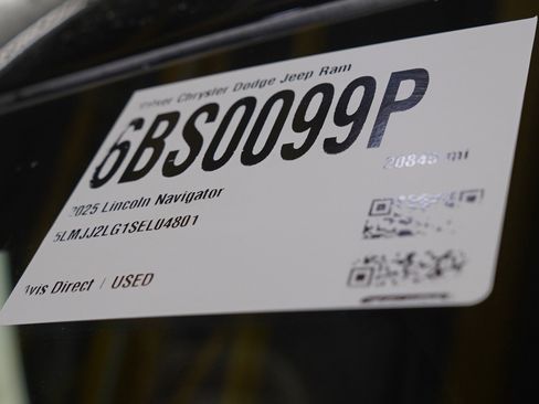 Used 2025 Lincoln Navigator Reserve image 32