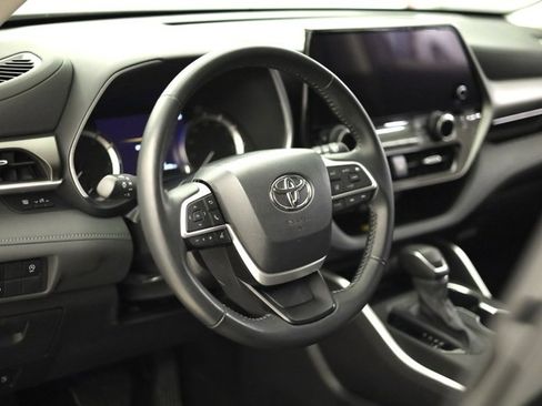 Certified 2023 Toyota Highlander XLE image 12