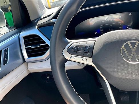 Certified 2025 Volkswagen Taos SE image 24