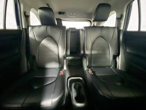 Used 2023 Toyota Highlander XLE AWD/4WD image 34