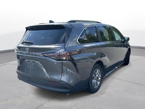 Certified 2025 Toyota Sienna XLE FWD image 6
