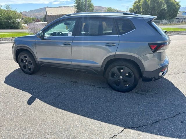Used 2025 Volkswagen Taos SEL AWD/4WD image 4