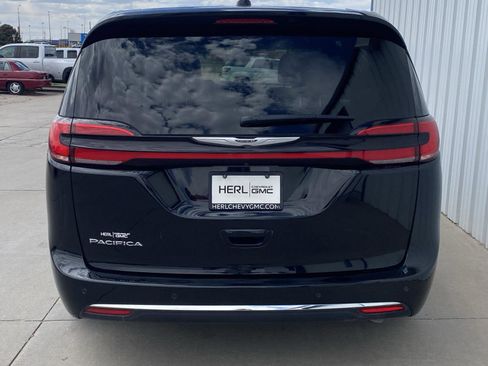 Used 2025 Chrysler Pacifica Select FWD image 6