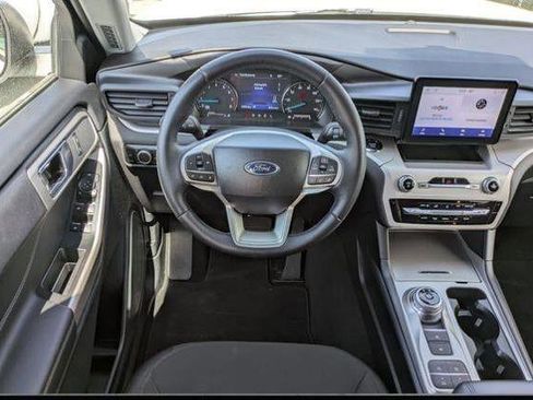 Used 2024 Ford Explorer XLT image 12