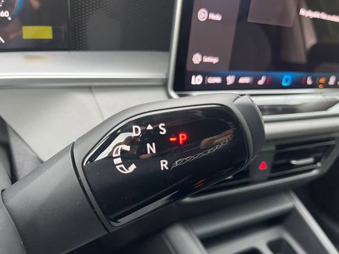 New 2025 Volkswagen Tiguan SE image 12