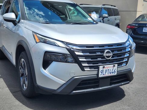 Used 2024 Nissan Rogue SV FWD image 9