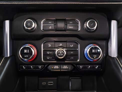 Used 2023 GMC Yukon SLT w/ SLT Luxury Package image 15