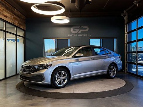 Used 2024 Volkswagen Jetta SE image 7