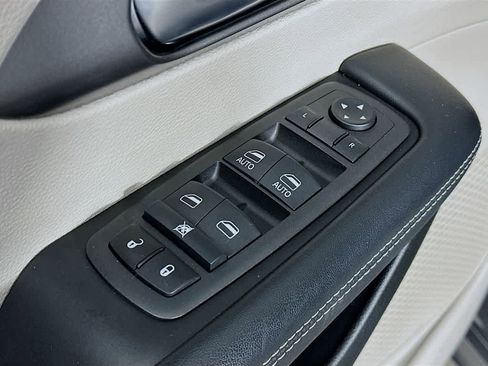 Used 2022 Chrysler Pacifica Touring-L image 27