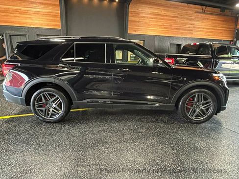 Used 2025 Ford Explorer ST AWD/4WD image 2