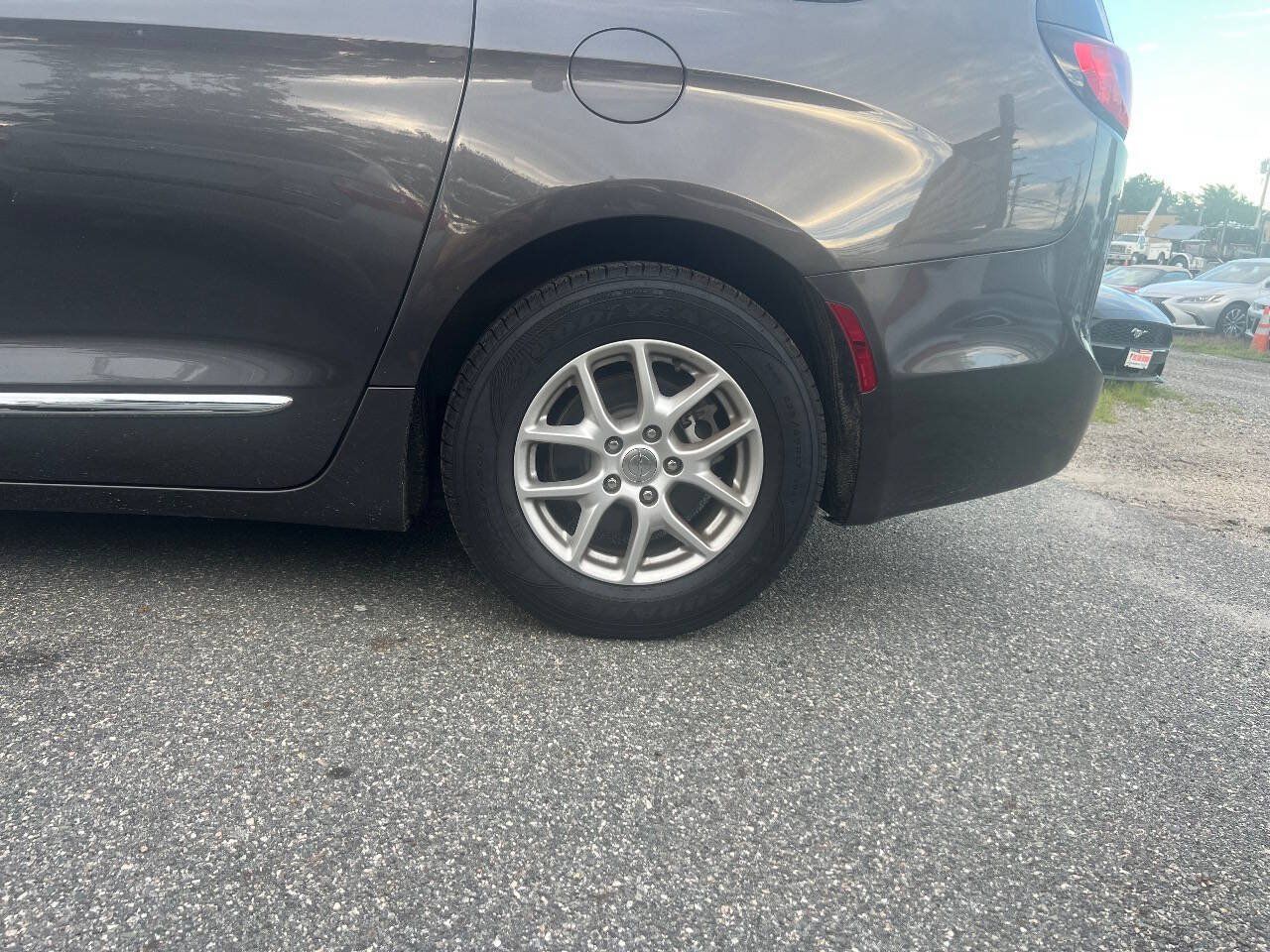 Used 2020 Chrysler Pacifica Touring-L FWD image 37