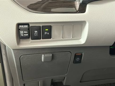 Used 2019 Toyota Sienna XLE FWD image 19