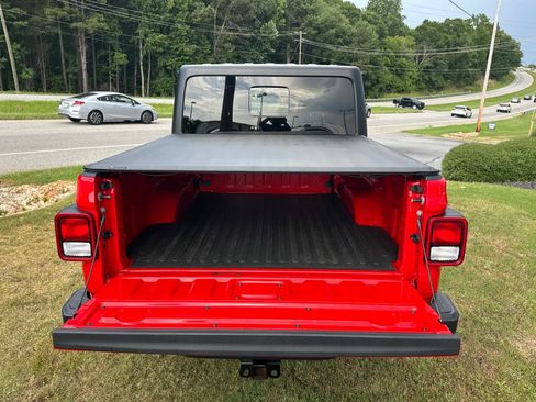 Used 2023 Jeep Gladiator Sport AWD/4WD image 5