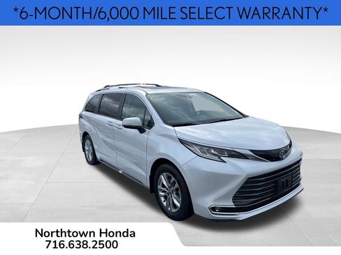 Used 2024 Toyota Sienna Limited image 2