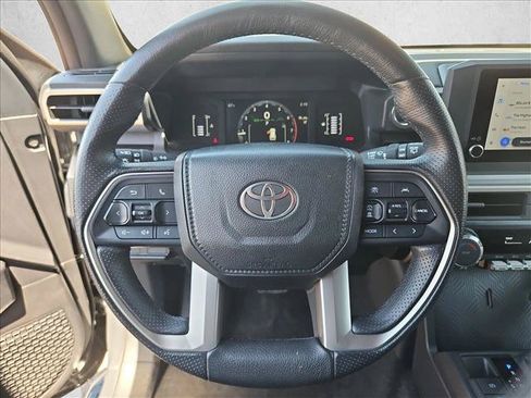 Used 2025 Toyota 4Runner SR5 AWD/4WD image 13