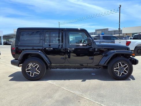 Used 2025 Jeep Wrangler Unlimited Sahara AWD/4WD image 9