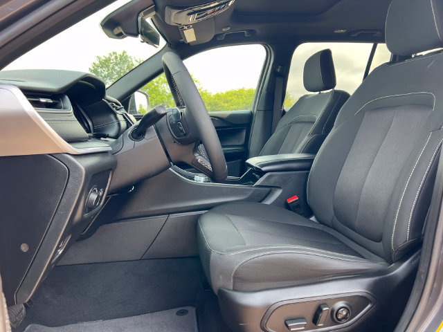Used 2025 Jeep Grand Cherokee Laredo X w/ Luxury Tech Group I AWD/4WD image 3