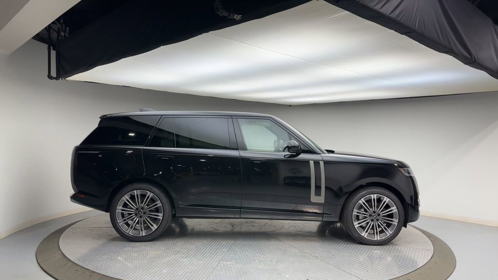 Used 2025 Land Rover Range Rover Long Wheelbase SE AWD/4WD image 9