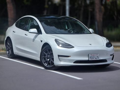 Used 2021 Tesla Model 3 Standard Range Plus RWD image 1