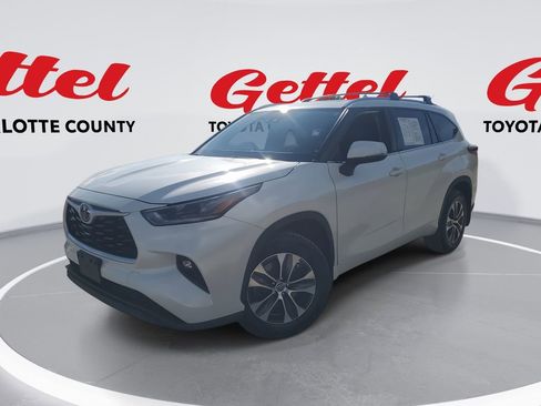 Used 2021 Toyota Highlander XLE image 1