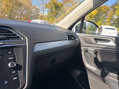 Used 2021 Volkswagen Tiguan SE image 40