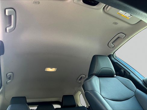 Used 2026 Toyota Corolla Cross XLE FWD image 27