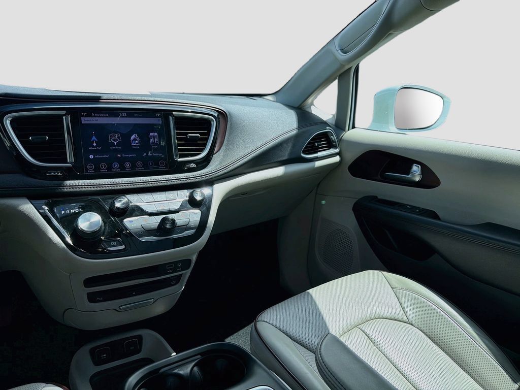 Used 2018 Chrysler Pacifica Limited w/ Tire & Wheel Group FWD image 25