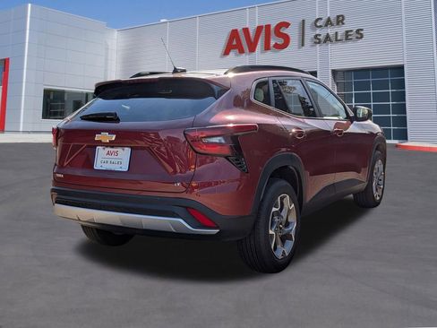 Used 2025 Chevrolet Trax LT w/ LT Convenience Package image 6