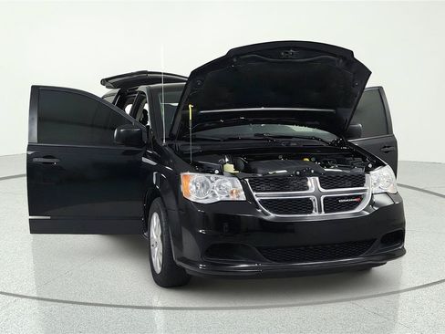 Used 2020 Dodge Grand Caravan SE FWD image 5