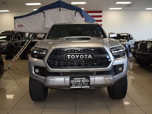 Used 2017 Toyota Tacoma TRD Off-Road image 2