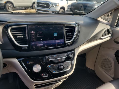 Used 2023 Chrysler Pacifica Touring-L FWD image 19