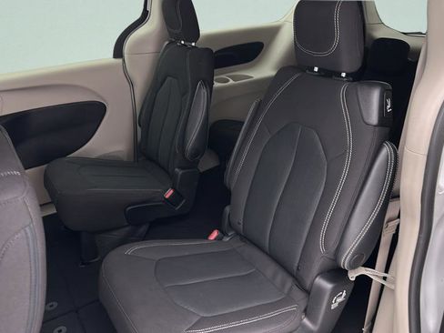 Used 2023 Chrysler Voyager LX FWD image 9