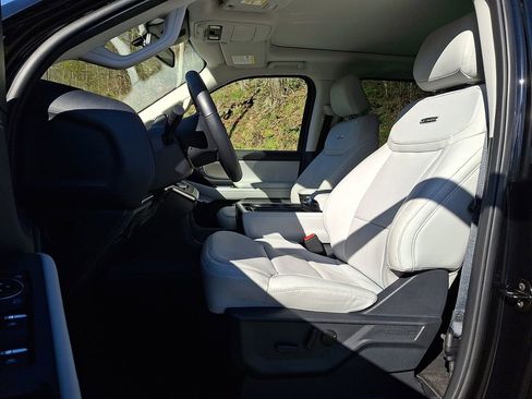 Used 2025 Ford Expedition Platinum AWD/4WD image 13