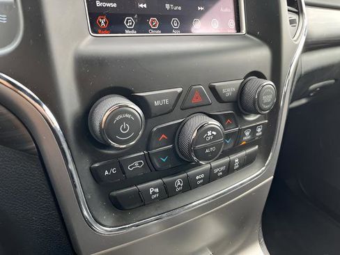 Used 2020 Jeep Grand Cherokee Laredo w/ Security & Convenience Group image 19