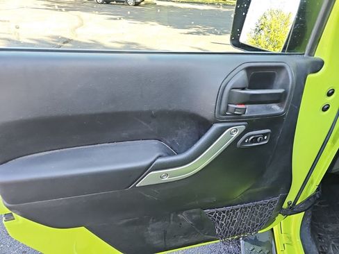 Used 2017 Jeep Wrangler Unlimited Sahara AWD/4WD image 19