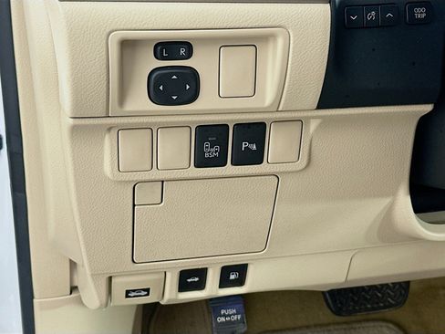 Used 2013 Lexus ES 300h w/ Luxury Pkg FWD image 17
