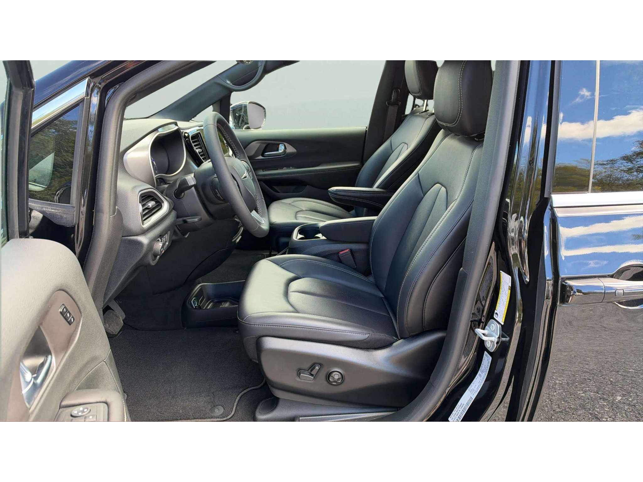 Used 2026 Chrysler Pacifica Select FWD image 11